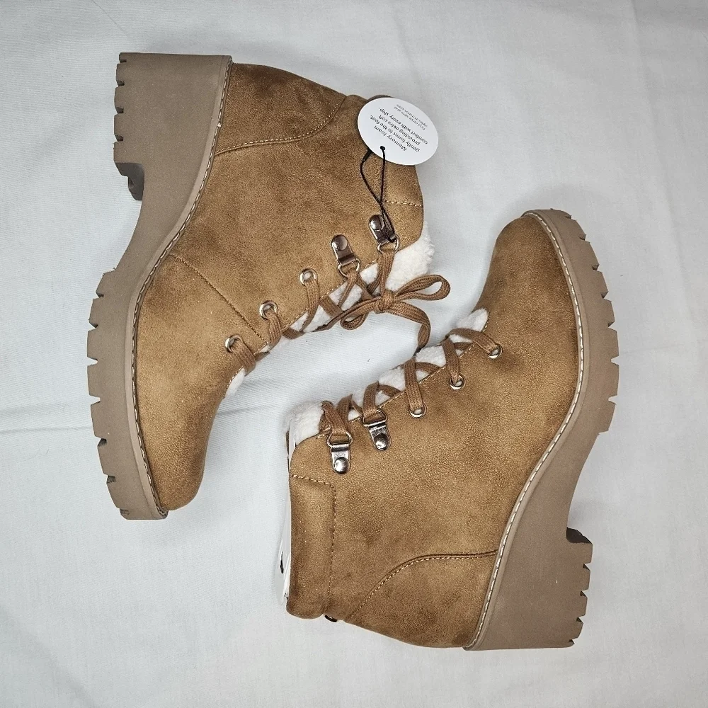Giani Bernini Valentena Ankle Lugged Sole Combat Boots NWT Sz 7.5 Retail $130